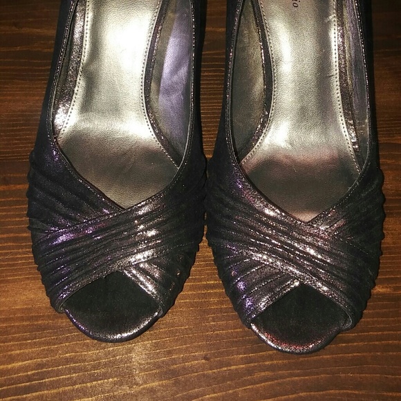 Metallic Gunmetal Gray Heels - size 8 - Picture 3 of 8